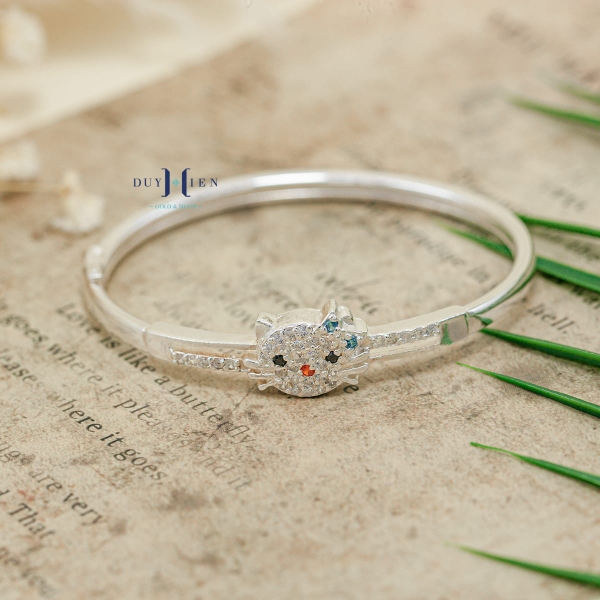 vong-tay-bac-mat-vong-hinh-hello-kitty-dinh-da-trang-deo-no-xanh-v2409050007