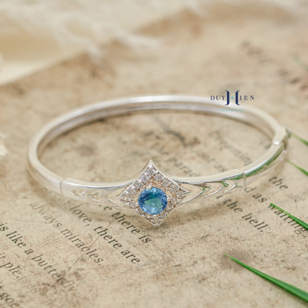 vong-tay-bac-nu-mat-vong-hinh-thoi-dinh-da-trang-nho-tam-dinh-da-tron-lon-mau-xa