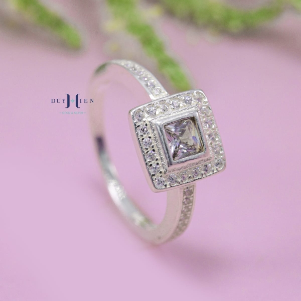 nhan-bac-nu-duy-hien-hinh-vuong-dinh-da-sang-trong