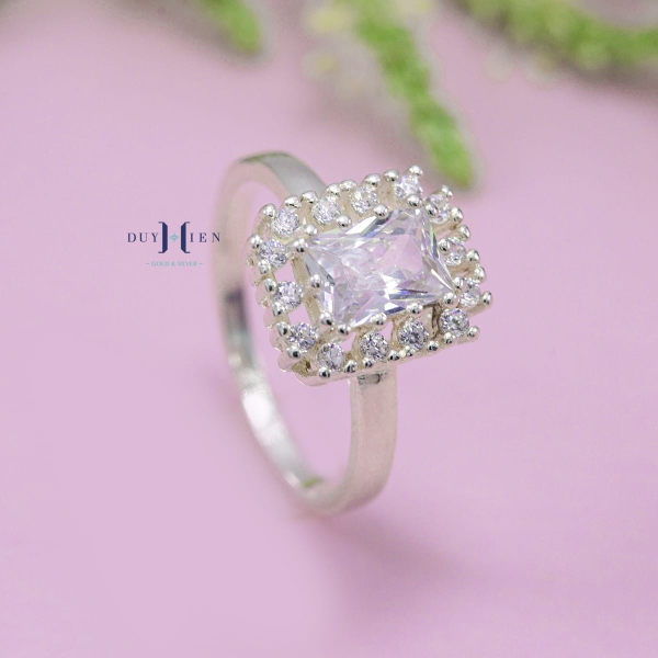 nhan-bac-nu-duy-hien-hinh-chu-nhat-gan-da-n2408310038