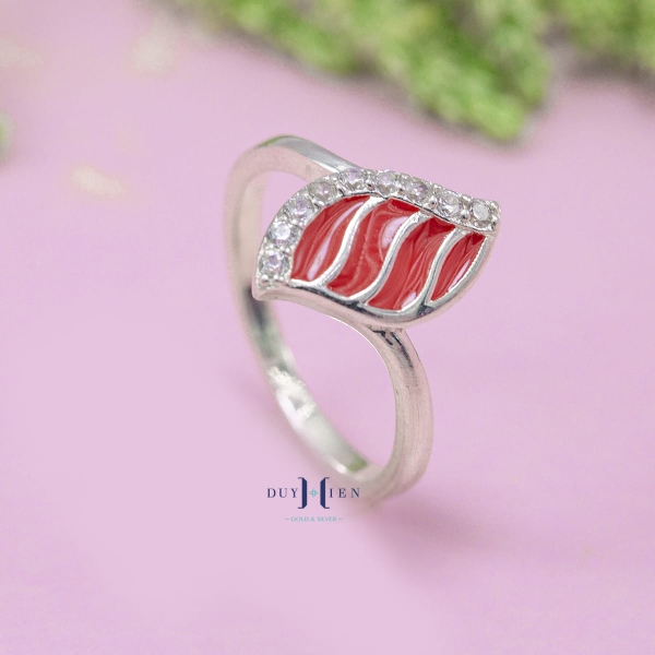 nhan-bac-nu-duy-hien-thiet-ke-hinh-chiec-la-dinh-da-do-n2409060058