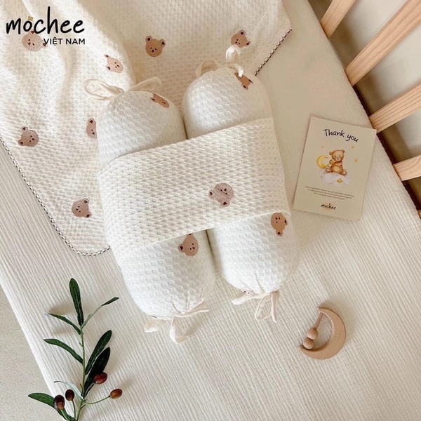 Gối Chặn Tổ Ong Thêu Gấu MOCHEE