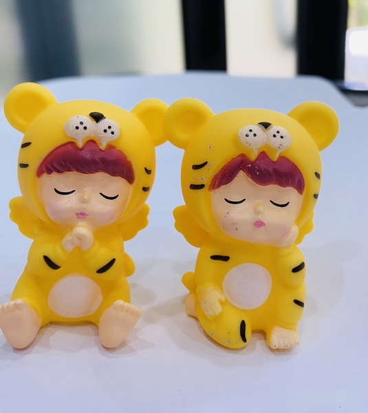 doi-be-ho-mau-chap-tay-chong-cam