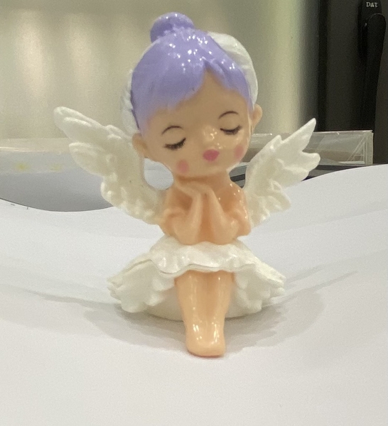 em-be-thien-su-dang-ngoi-canh-nho-tim