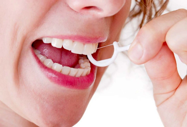 Chỉ nha khoa giúp loại bỏ mảng bám hiệu quả