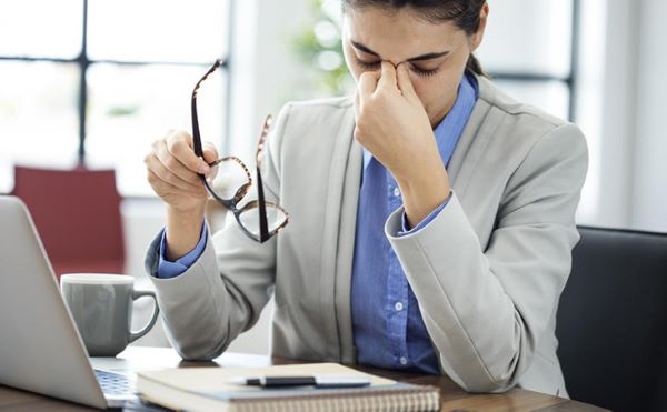Tìm hiểu về tình trạng mắt nhức mỏi sợ ánh sáng