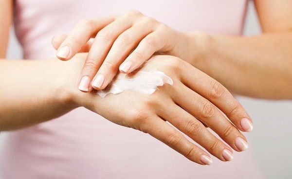 Thoa kem dưỡng ẩm cho da tay giúp tay mềm mại