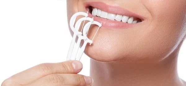 sai lầm trong dùng chỉ nha khoa vệ sinh răng miệng