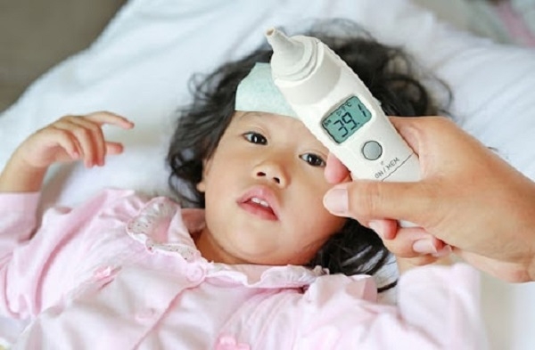Tình trạng trẻ bị viêm họng sốt cần đi bệnh viện