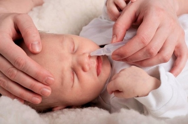 Cách chăm sóc trẻ bị viêm họng sốt