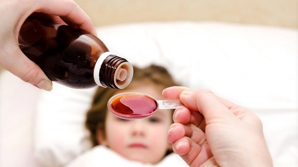 Cách chăm sóc trẻ bị viêm họng sốt