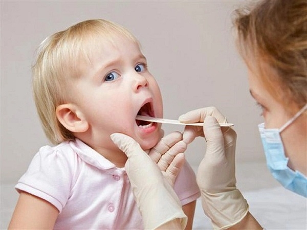 Vì sao trẻ bị viêm họng sốt?