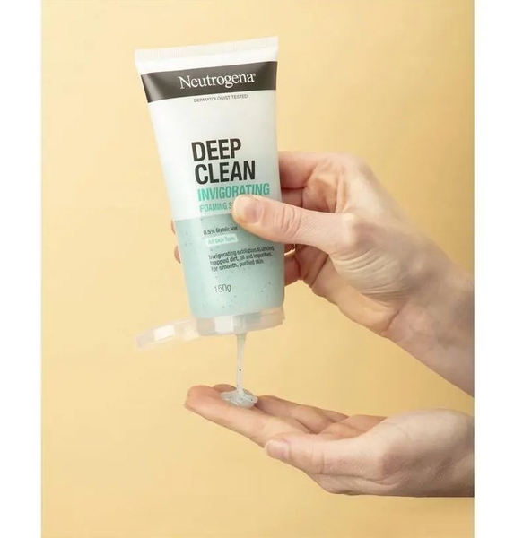 Sữa rửa mặt tẩy tế bào chết Neutrogena Deep Clean Invigorating Foam Scrub 150g