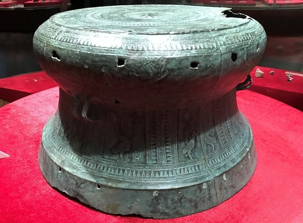 Bảo vật quốc gia nằm trên đồi chè