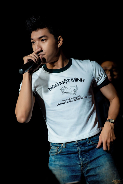 Áo baby tee đang nổi đình đám trong thời trang y2k 