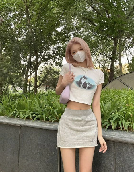 phối áo baby tee với chân váy 