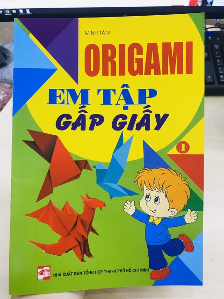 Em tập gấp giấy Origami