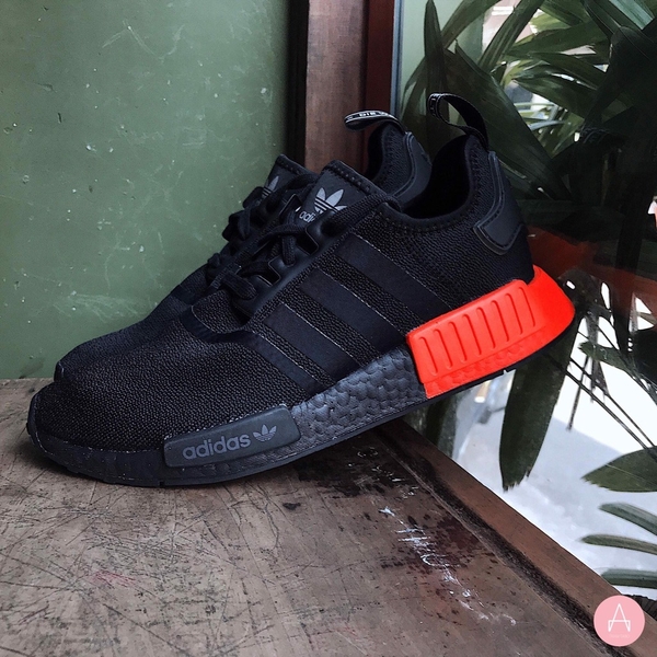 [EE5107] M ADIDAS NMD R1 CORE BLACK SOLAR RED