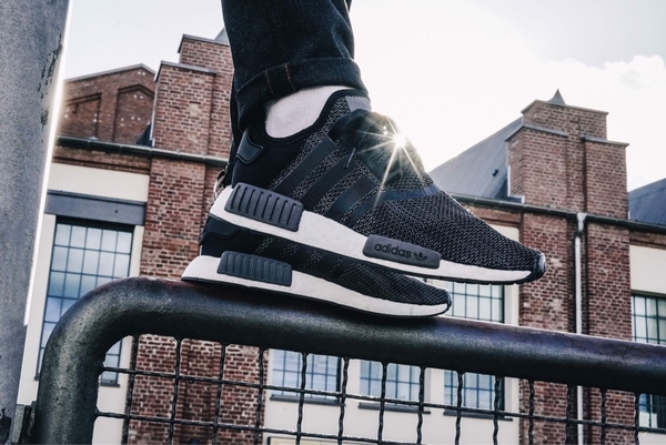 [B79758] M ADIDAS NMD R1 CACBON CORE BLACK