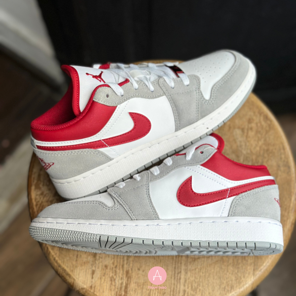 [DM0589-016] K AIR JORDAN 1 LOW 'LIGHT SMOKE GREY GYM RED'