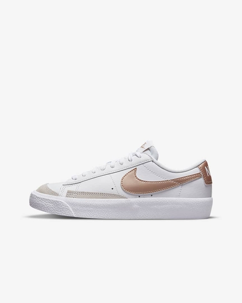 [DA4074-107] K NIKE BLAZER LOW '77 WHITE/METALLIC RED/BRONZE'