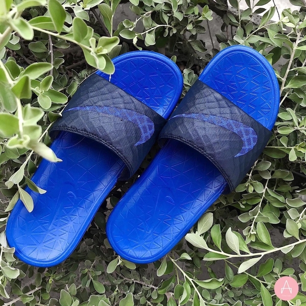 [705474-440] M NIKE BENASSI SOLARSOFT NAVY BLACK