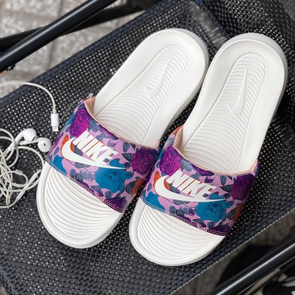 [CN9676-600] W NIKE VICTORI ONE SLIDE FLORAL PRINT 