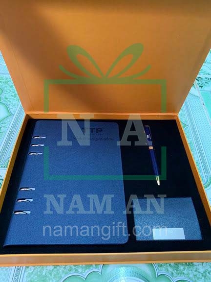 in logo lên bộ quà tặng doanh nghiệp