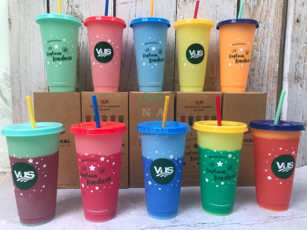 ly nước đổi màu