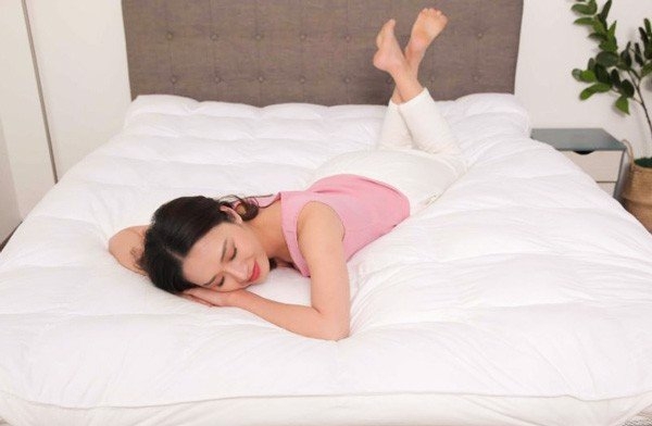 dùng thêm topper tăng độ êm ái