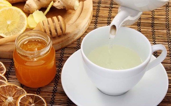sử dụng mật ong pha với nước ấm để uống