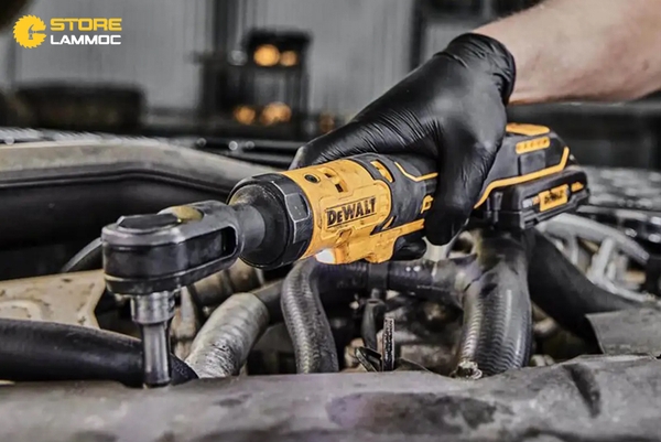 Đánh Giá Chi Tiết Về Máy Bắn Bu Lông Góc Dewalt DCF512