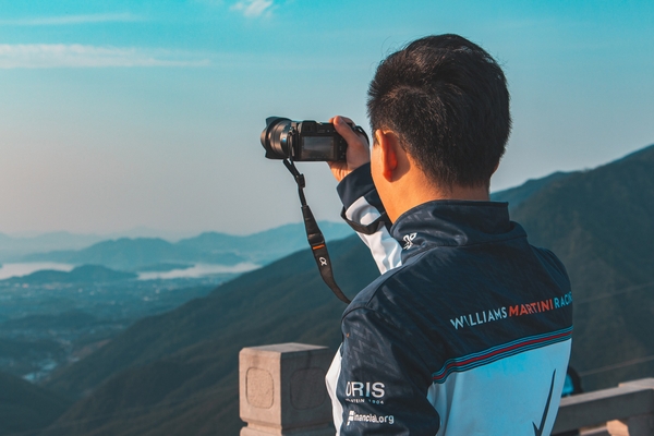 Tại sao các vlogger, youtuber đều sử dụng máy ảnh để phục vụ công việc ?