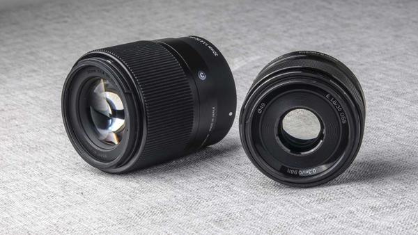 Đánh giá chi tiết: Sony 35mm f/1.8 vs. Sigma 30mm f/1.4 DC DN vs. Sigm