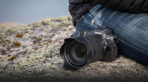 Canon EOS R hay Sony A7 III 