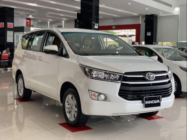 Toyota Innova màu trắng rộng rãi, đẹp mắt