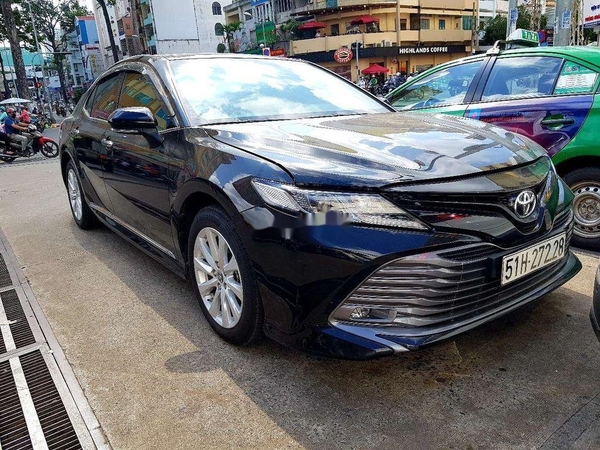 Xe màu xanh đen Toyota Camry lạ mắt