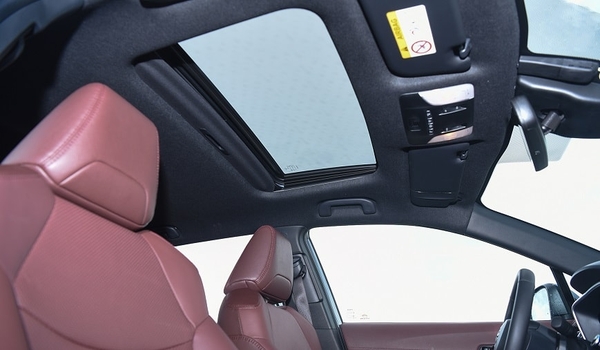 Toyota corolla cross 1.8 hv hybrid trang bị cửa sổ trời hiện đại