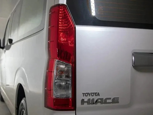 Đèn hậu xe toyota hiace được thiết kế hẹp 