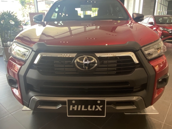 Đầu xe của xe bán tải hilux toyota dồ sộ và khỏe khoắn