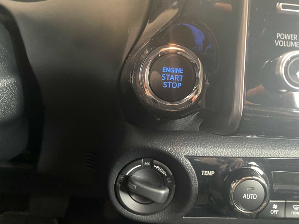 Toyota Hilux Đà Nẵng có trang bị chìa khoá thông minh & khởi động bằng nút bấm