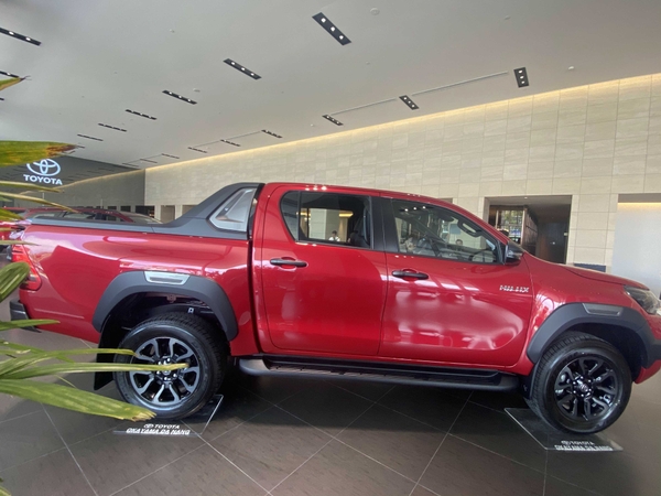 Xe ô tô bán tải toyota hilux có diện mạo khỏe khoắn