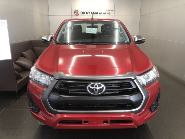 Xe toyota hilux e tiêu chuẩn có lưới tản nhiệt mềm mại hơn