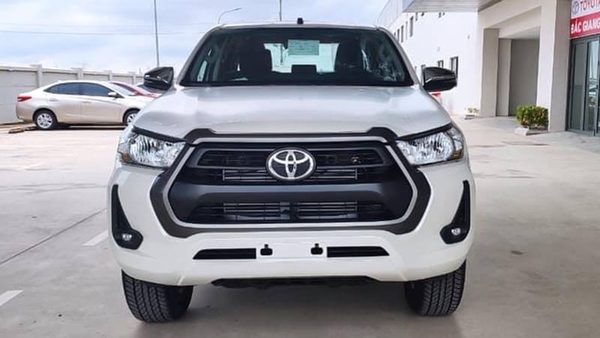 Mẫu xe oto dưới 700 triệu Toyota Hilux thế hệ mới có diện mạo khỏe khoắn và trẻ trung