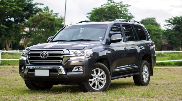 Tuổi quý sửu 1973 mua xe màu gì? Hợp ce Toyota Lancruiser màu đen