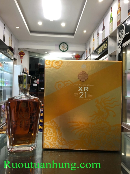 Johnnie Walker & Sons XR 21 Phiên bản hộp quà F21 - dung tích 750ml