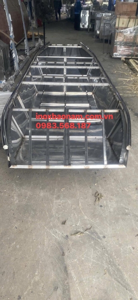 thuyen-inox-304-dung-cho-nguoi-hoac-cho-hang-ben-bi-vuot-troi-van-hanh-em-ai-tre