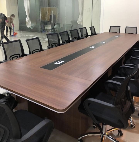 Bàn họp thường có kích thước lớn hơn bàn làm việc thông thường để phục vụ cho việc họp nhóm, trao đổi thông tin, đưa ra quyết định.