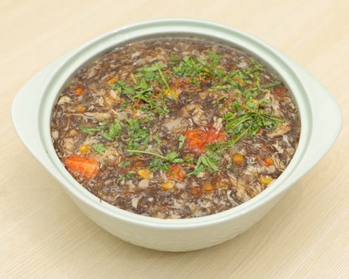 SÚP TÓC TIÊN HẢI SẢN NÓNG HỔI VỚI TÔM MỰC NỔI BẬT TRÊN MẶT BÁT