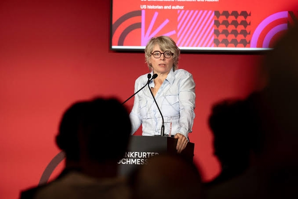 Hội sách Frankfurt 2026 – nhà sử học Pulitzer cảnh báo “sách của cả thế giới đã bị máy nuốt trọn”